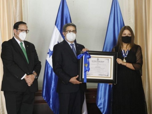 Honduras condecora a Claudia Barrientos, representante de la OEA  