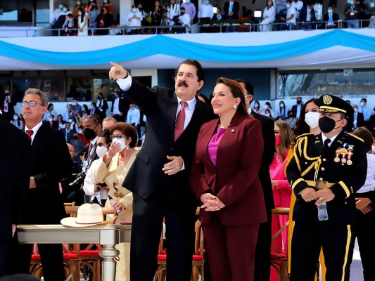 La histórica juramentación de la primera presidenta hondureña estuvo marcada por gestos cariñosos y emociones a flor de piel. El exmandatario Mel Zelaya señala al público a la presidenta Xiomara Castro, quien enfundada en un pantsuit color uva by Yoyo Barrientos sonríe al ver a su alrededor