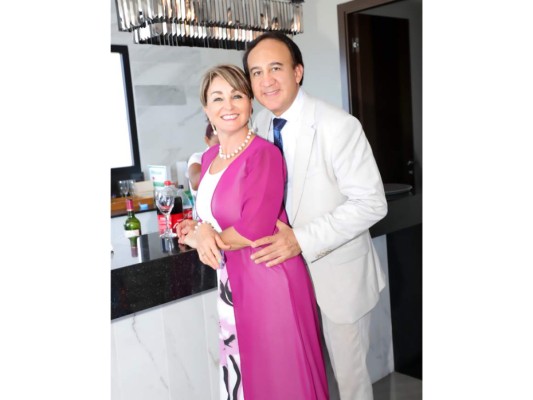 Ana Cristina y Alberto José Scott celebran el bautizo de su hija Mia
