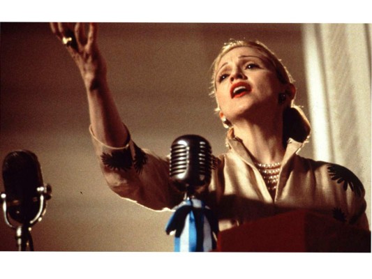 Madonna ganó su primer Golden Globe por su estupendo pale de la primera dama Argentina Eva Perón, su brillante actuación cantando 'Dont cry for me Argentina', se quedó para siempre en los corazones de sus fanáticos
