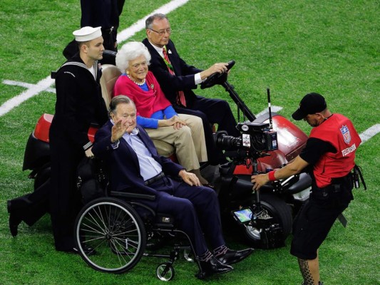 El ex presidente George H. W. Bush padre. Fue el encargado de lanzar la moneda junto a su esposa Barbara antes de iniciar el partido