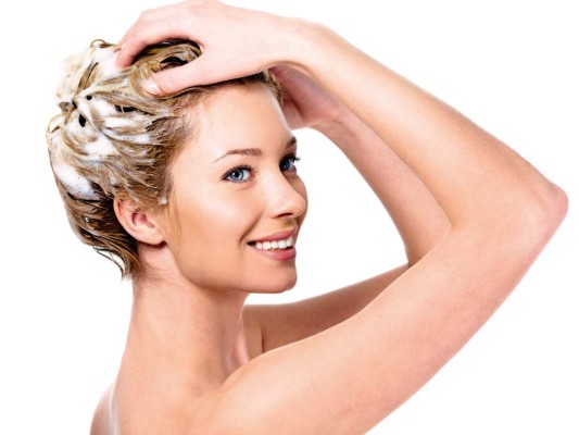 3.Eres una obsesiva de la limpieza. Muchos tipos de cabello no se benefician de una limpieza diaria. Y es que el uso excesivo de shampoo y agua caliente puede dejar tu cabello opaco y sin vida. Si no utilizas demasiados productos como gel o cremas estilizadoras puedes omitir el lavado del cabello a diario y hacerlo un día de por medio.