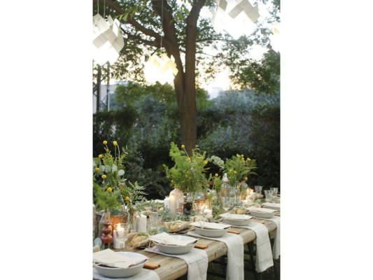 Desayuno, brunch o almuerzo, servir la comida en el exterior siempre creará otra atmósfera en la celebración. Tu jardín puede convertirse en el mejor escenario. Aprovecha a usar las plantas del mismo para decorar una mesa rústica y si tienes árboles cuelga de ellos ornamentos de papel para un efecto cálido.<br/>