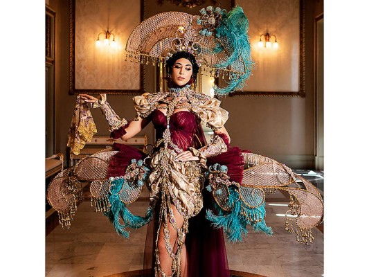 Andrea Martínez, Miss España. Amante de los deportes, viajar, conocer gente nueva y trabajar duro. Es licenciada en administración de empresas y pasó sus cuatro años de universidad estudiando en León, Madrid y París. Andrea trabajó en la sede de Armani en Milán como administradora de ventas y recientemente abrió su propia tienda de comercio electrónico para cubrir los gastos adicionales debido a la pandemia.