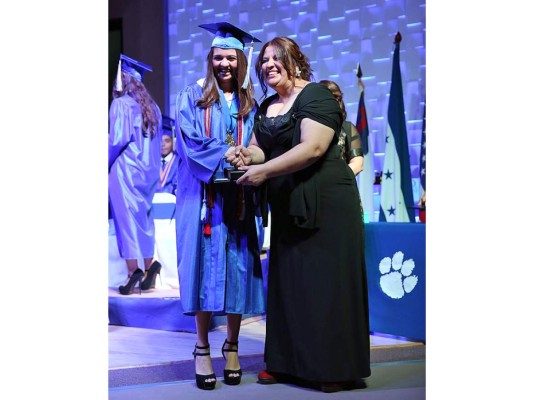 Emocionante noche de graduación de la International School