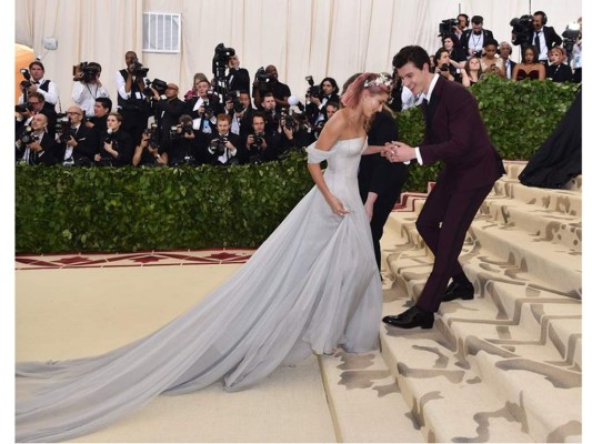Hailey Baldwin (L) and Shawn Mendes arrive for the 2018 Met Gala on May 7, 2018, at the Metropolitan Museum of Art in New York. - The Gala raises money for the Metropolitan Museum of Arts Costume Institute. The Gala's 2018 theme is Heavenly Bodies: Fashion and the Catholic Imagination. (Photo by Hector RETAMAL / AFP) (Photo credit should read HECTOR RETAMAL/AFP/Getty Images)