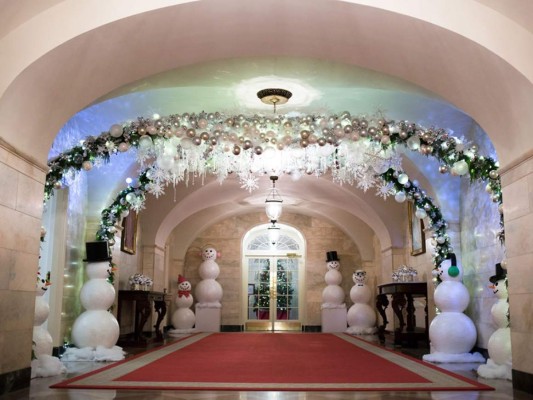 Los Obama disfrutarán su última Navidad en la Casa Blanca enmedio de una espectacular decoración que simboliza todas las cosas que deben agradecer.