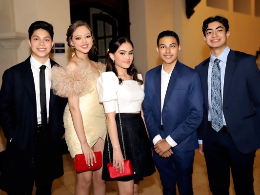 Ángel Bustillo, Emily Castillo, Karina Mass, Mauricio Valerio y Ángel Páez