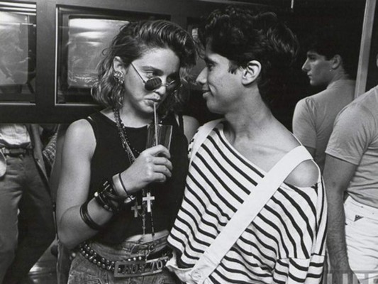 Madonna y 'Jellybean' Benitez. El productor de música estadounidense de origen puertorriqueño, John 'Jellybean' Benitez tuvo un romance de dos años con Madonna, a inicios de su carrera. Él la acompañó en la producción de su disco debut “Madonna” (1983), incluyendo los singles 'Everybody', 'Borderline', 'Lucky Star' y 'Holiday'.