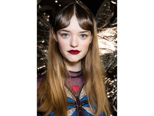 Labios rojos y cejas bold con un twist de máscara son la propuesta de temporada de Mary Katrantzou