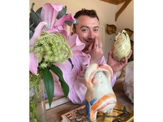 Sam Smith<br/>''Feliz Pascua'', escribió el cantante felicitando a sus seguidores de su parte.<br/>