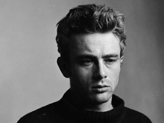 James Dean. Las teorías apuntan que el actor sobrevivió al accidente de coche. Aseguran que quedó discapacitado y, por ello, se fingió su muerte para crear una leyenda. Solo dos testigos vieron el accidente: uno asegura que Dean viajaba en el asiento del copiloto y el otro se volvió rico misteriosamente tras negarse a declarar.
