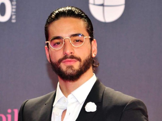 Maluma ha sido uno de los latinos más criticados, en varias ocasiones sus fans han dicho que el cantante se ha comportado mal con ellos, incluso a cancelado meet & greet porque sus seguidores lo han estresado.
