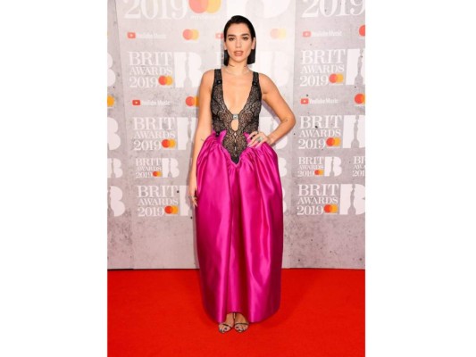 Dua Lipa acaparó todas las miradas con este diseño de Christopher Kane que tenía un llamativo escote que parecía un ‘body’ lencero, es seguro que no fue de sus mejoras opciones.