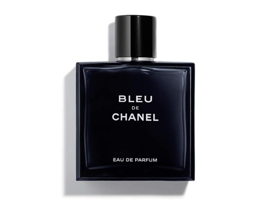 BLEU by CHANEL. Es un aromático amaderado en el que la nobleza de la madera de sándalo de Nueva Caledonia está acompañada por notas de cedro ambarinas y haba tonka. Su estela es cálida y sensual