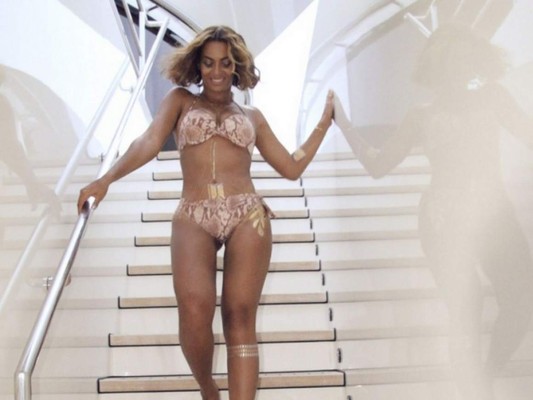 Beyoncé<br/>Fans acusaron a Queen B de haberse editado un thigh gap al notar la grada desigual entre sus piernas.