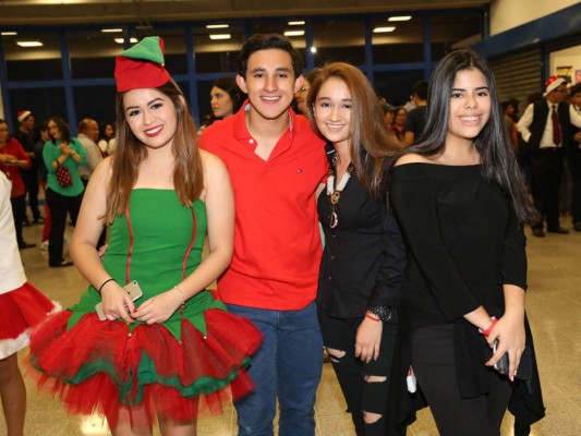 Los alumnos de DelCampo International School celebrando la llegada de la Navidad