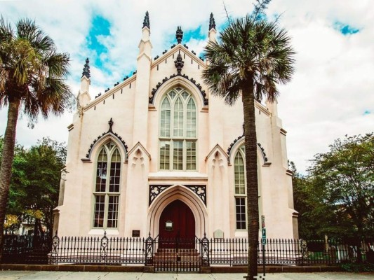 Se dice que almas en pena rondan de noche por las calles de esta ciudad, debido a las maldiciones de la Guerra Civil estadounidense. Si tienes agallas, puedes irte a los dos lugares más aterradores de Charleston: La Antigua Cárcel y la 'Casa Muerta'.