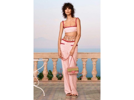 3. En el desfile virtual, Chanel afirma que la colección es perfecta para viajar ligero, con un guardarropa que cabría incluso en una bolsa de viaje. Pero con prendas chic y fáciles de combinar. <br/>