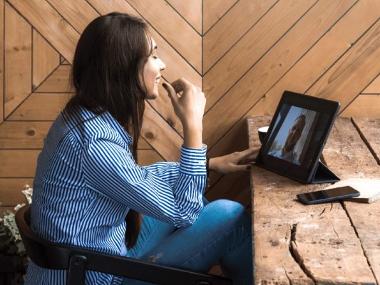 5. No moderas el celular. Si estás pendiente de notificaciones de chats, redes sociales y video llamadas personales difícilmente te concentrarás en tu trabajo y mucho menos avanzarás. A menos que sean mensajes de trabajo, mantente lejos del celular o el iPad, de lo contrario permanecerás frente a la computadora más horas de las deseadas.
