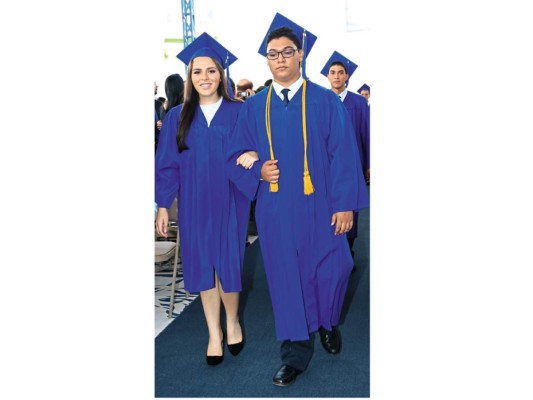 La graduación de los seniors 2016 de Macris School