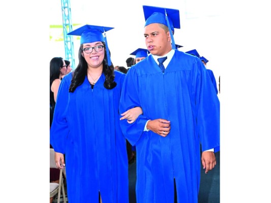 La graduación de los seniors 2016 de Macris School