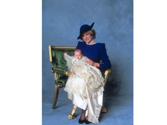 Hagamos un repaso por la vida del Príncipe Harry. En esta fotografía se muestra junto a madre en un retrato oficial donde fue bautizado en la capilla de St. George del castillo de Windsor.