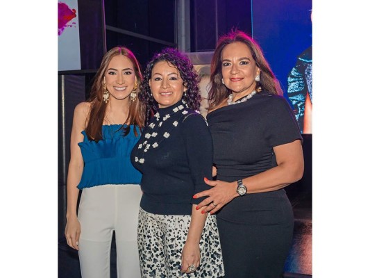 Laurie Panting, representante de Dynasty con Sonia Corriero, embajadora de educar de la marca CND y María Elena López.