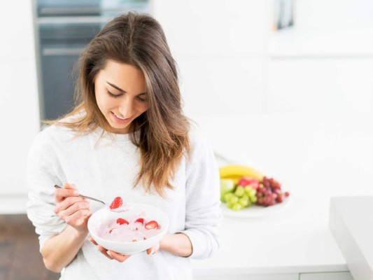 Calcio. Es un mineral esencial para las mujeres. Fortalece los huesos, dientes y mejora la actividad muscular. Sus fuentes son el yogurt, la leche y las hojas verdes.