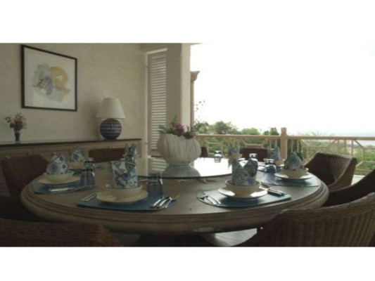 La villa de Antillas constaba de un comedor con vista panorámica al mar Caribe