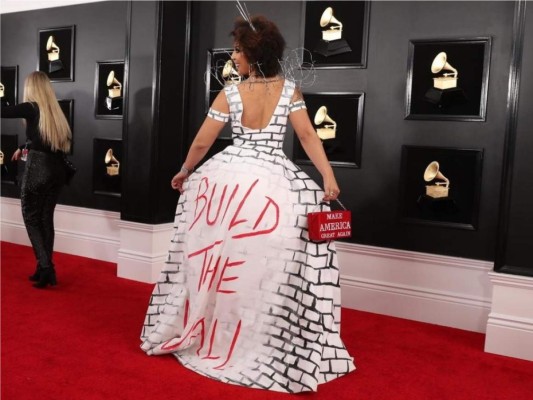 La cantante Joy Villa llegó a la alfombra de los premios Grammys con un vestido que decía ''Construyan el muro'' como apoyo a las reformas migratorias de Donald Trump