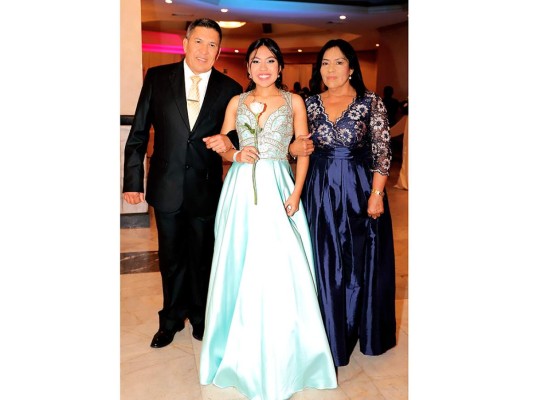 Los Seniors 2019 de la Hillcrest School celebran el fin de su High School con una elegante gala