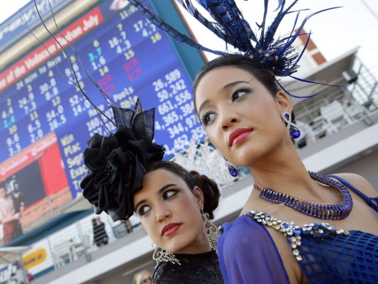La carrera de caballos de Durban July es la más grande en el continente africano y un evento donde las celebridades y la alta sociedad sudafricana se disfrazan para asistir. Atrae a cerca de 100 mil espectadores y las apuestas se colocan en más de 20 millones de dólares.