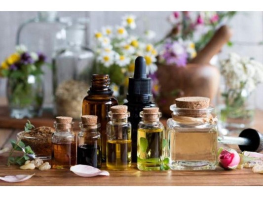 Aceites naturales: Los aceites naturales te ayudarán a brindarle a tu cabello un extra de nutrición e hidratación, de igual forma, combatirá la caída del cabello. Uno de los más populares es el aceite de ricino o el aceite de romero.