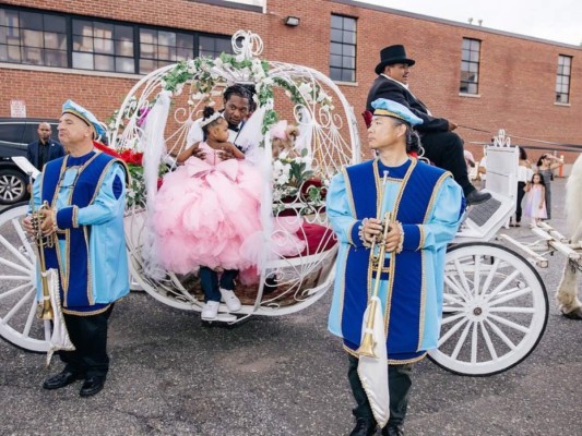 La entrada de Kulture fue junto a su padre, Offset, bajando de una carroza halada por caballos decorada con flores.