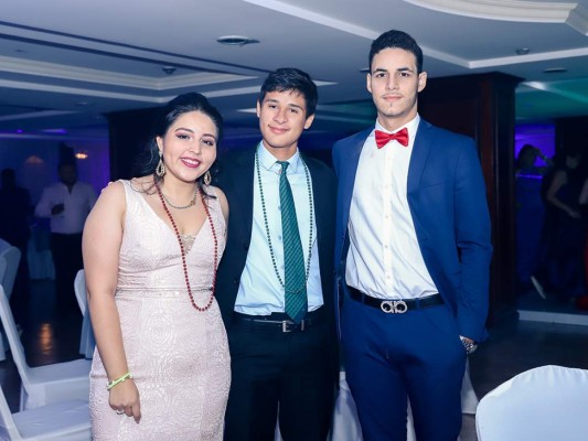 Marcia y Mario Vasquéz con Josúe Luna