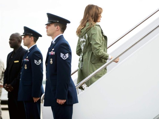 Mientras abordaba un vuelo a un centro que albergaba niños inmigrantes separados de sus padres, la primera dama de los Estados Unidos Melania Trump usó una chaqueta que dicía “Realmente no me importa, ¿a ti?”