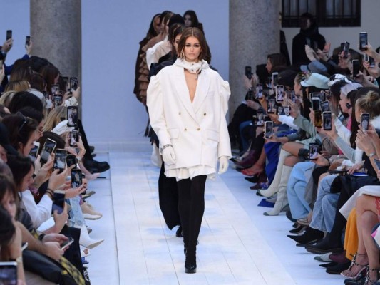 La industria de la moda se ha visto fuertemente afectada por el Coronavirus. Marcas como Channel, Gucci y Armani han cancelado sus participaciones en las diversas semanas de la moda como medida de prevención. Igualmente, varios diseñadores chinos se vieron obligados a cancelar sus presentaciones.