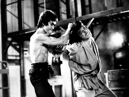 5- Sabias que Jacki Chan fue partícipe de algunas películas del maestro Lee, donde en la realización de una escena, Bruce le propinó un fuerte golpe en la cara al actor de una pareja explosiva sin llegar a la gravedad, pero este acontecimiento sirvió para que Chan conociera más a fondo a su ídolo.