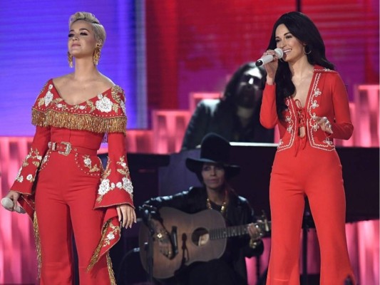 Katy Perry y Kacey Musgraves cantan Here You Come Again