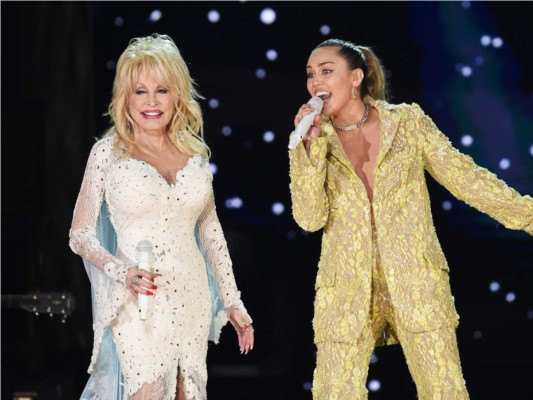 Dolly Parton y Miley Cyrus interpretando el tema Jolene