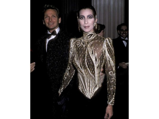 Bob Mackie y Cher en la gala del Met en 1985