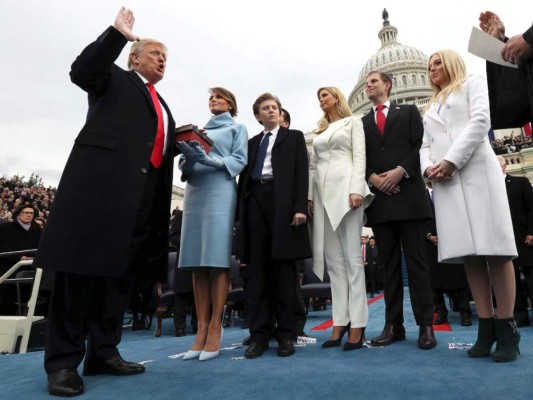 Barack Obama es juramentado como 45 presidente de Estados Unidos rodeado de su esposa Melania, quien sostiene la biblia, y de sus hijos Barron, Ivanka, Erik y Tiffany