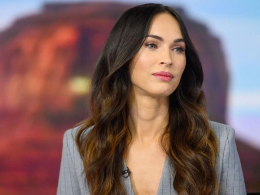 Megan Fox se tenía que disfrazar de banana y repartir volantes de la tienda de licuados en la que trabajaba.