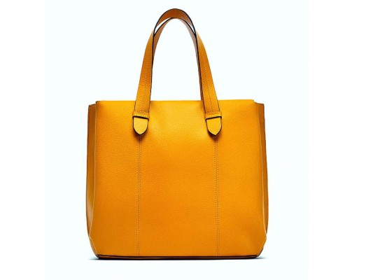 Yellow mellow. Shopper bag de piel con interior forrado y varios compartimentos Asas de hombro y cierre de cremallera by Zara