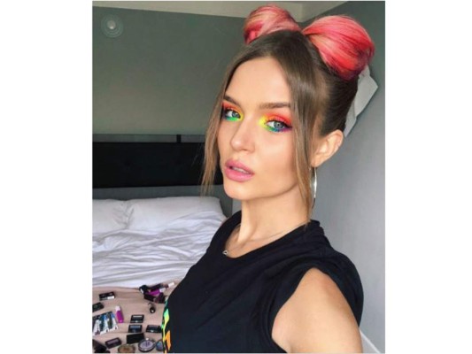 Josephine Skriver, se hizo un maquillaje muy acorde a la ocasión.