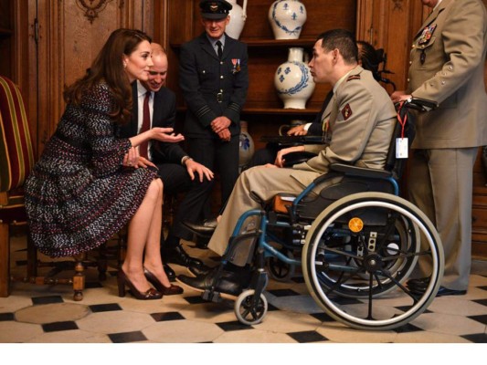 Después ambos se trasladaron al Palacio de los Inválidos donde conversaron y conocieron historias de veteranos de guerra y programas de adaptación