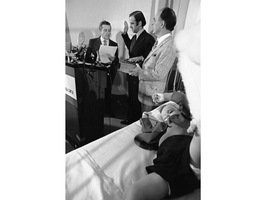 Ante la tragedia personal que vivía, Joe Biden pensó en renunciar a su carrera política. Sin embargo sus allegados lo convencieron y fue juramentado ante el Senado de Estados Unidos junto a la cama del hospital donde se encontraban sus hijos. Para cumplir sus roles de senador de padre decidido a pasar el mayor tiempo posible con sus hijos, Biden recorría a diario en tren el trayecto de ida y vuelta entre su casa en Wilmington y Washington DC. Más de 300 kilómetros diarios para estar cerca de sus niños, con quienes mantuvo una estrecha relación.