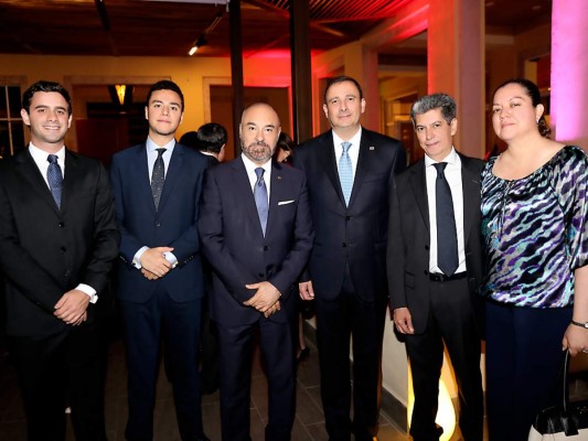 Juan Carlos Sikaffy jr., Daniel Goldstein, el embajador de Francia, Sr. Pierre Christian Soccoja, Juan Carlos Sikaffy, Miguel y Ana de Villeda (fotos: Hector Hernández)