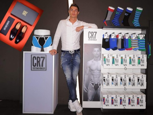 CR7<br/>Los medios de comunicación y los fans lo identifican por su Numerónimo CR7. En los negocios se ha posicionado como una reconocida marca comercial y su imagen es una de las más conocidas.